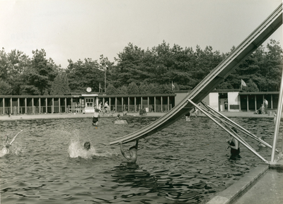 6561 - Zwembad 'Het Bosbad' aan de Staringlaan. In de jaren '90 afgebroken voor een hotel. Op de achtergrond links van ...