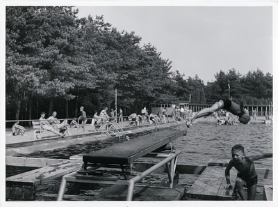 6660 - Het zwembad 'Het Bosbad' aan de Staringlaan. In de jaren '90 is het Bosbad afgebroken om plaats te maken voor ...