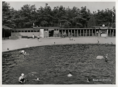 6817 - Opname van het Bosbad; in de jaren 90 werd het bad afgebroken voor het hotelcomplex De Heerlickheijd van Ermelo 