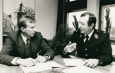 6888 - Korpschef dhr. G. Oldenhof van de politie Harderwijk en adjudant dhr. A. Smedes van de politie Ermelo in gesprek ...