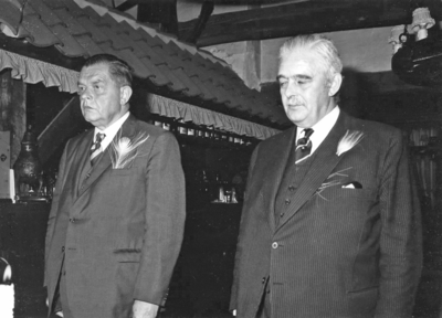 7396 - De minister van Binnenlandse Zaken, dhr. mr. J.K.H. Beernink (links) en de commissaris van de Koningin in ...