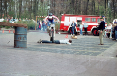 60 Tijdens Koninginnedag 1984 organiseert Veilig Verkeer in samenwerking met de politie behendigheidsproeven voor bromfietsen