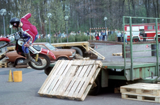 62 Tijdens Koninginnedag 1984 organiseert Veilig Verkeer in samenwerking met de politie behendigheidsproeven voor bromfietsen