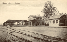 Nr.: 2 - Harderwijk Station enkel spoor met passeerspoor, overkapt perron, stationsgebouw, loods