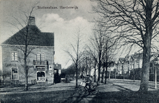 Nr.: 24 - Stationslaan, Harderwijk laan met aan weerszijden huizen en bomen, zijgevel lunchroom Essenburg I