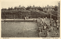 Nr.: 34 - Harderwijk, Bedrijvigheid in De Sijpel aanzicht deel zwembad, terras en kleedhokjes