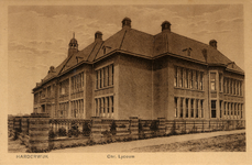 Nr.: 35 - Harderwijk Chr. Lyceum voor- zijaanzicht schoolgebouw op de hoek van de Badweg en de Stationslaan