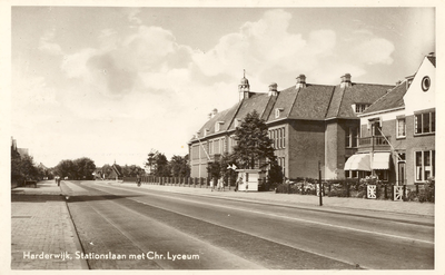 Nr.: 40 - Harderwijk, Stationslaan met Chr. Lyceum asfaltweg met rechts Chr. Lyceum
