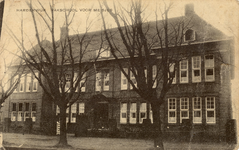 Nr.: 74 - Harderwijk Vakschool voor Meisjes vooraanzicht schoolgebouw, vanaf overzijde straat (de officiële openingen ...
