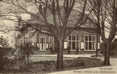 Nr.: 82 - Harderwijk Militair Tehuis a/d. Stationslaan bomen, voorgevel gebouw met 3 militairen (geopend op 29-09-1913)