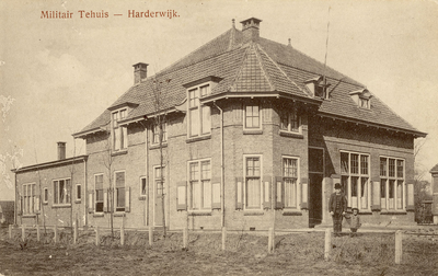 Nr.: 96 - Militair Tehuis - Harderwijk aanzicht gevels gebouw met vader en kind