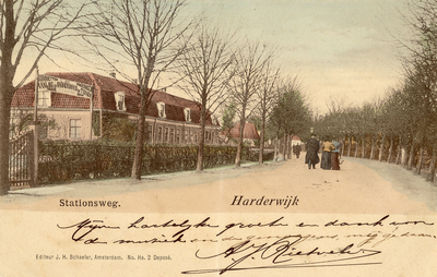 Nr.: 97 - Stationsweg. Harderwijk grindweg met bomen, links huizen, reclamebord van hovenier van der Lugt en wandelaars