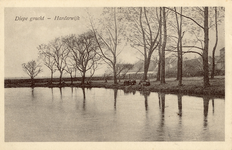 Nr.: 139 - Diepe gracht - Harderwijk kijkje over de gracht op groepje kinderen aan de rand van de gracht