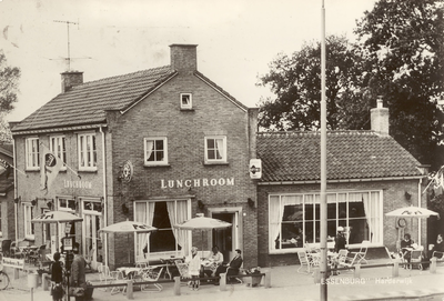 Nr.: 167 - Essenburg Harderwijk aanzicht Café-Lunchroom Essenburg II, gevels en terras, parasols met Perl opdruk