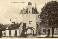 Nr.: 168 - De Vuurtoren te Harderwijk de witte vuurtoren met de Vischpoort , aan weerszijden muurhuisjes