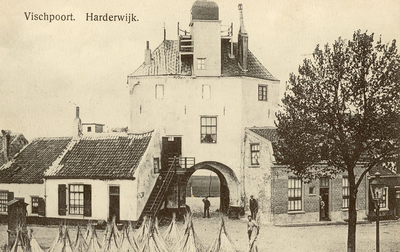 Nr.: 171 - Vischpoort. Harderwijk. de witte vuurtoren met de Vischpoort , aan weerszijden muurhuisjes, op de voorgrond ...