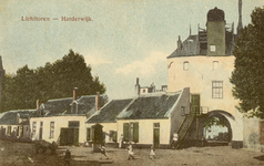 Nr.: 178 - Lichttoren - Harderwijk de witte vuurtoren met de Vischpoort , aan weerszijden muurhuisjes, links de ...
