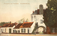 Nr.: 179 - Vischpoort met Vuurtoren Harderwijk de witte vuurtoren met de Vischpoort , aan weerszijden muurhuisjes, door ...