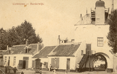 Nr.: 182 - Lichttoren - Harderwijk de witte vuurtoren met de Vischpoort , aan weerszijden muurhuisjes, links de ...