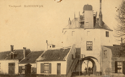 Nr.: 183 - Vischpoort Harderwijk de witte vuurtoren met de Vischpoort , aan weerszijden muurhuisjes, links waterpomp