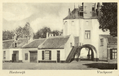 Nr.: 185 - Harderwijk Vischpoort de witte vuurtoren met de Vischpoort , aan weerszijden muurhuisjes
