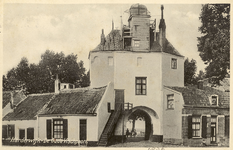 Nr.: 186 - Harderwijk - De Oude Vischpoort de witte vuurtoren met de Vischpoort , aan weerszijden muurhuisjes