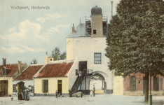 Nr.: 188 - Vischpoort. Harderwijk de witte vuurtoren met de Vischpoort , aan weerszijden muurhuisjes, links waterpomp