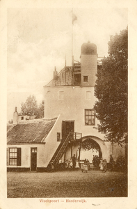 Nr.: 194 - Vischpoort - Harderwijk. de witte vuurtoren met de Vischpoort , met muurhuisje