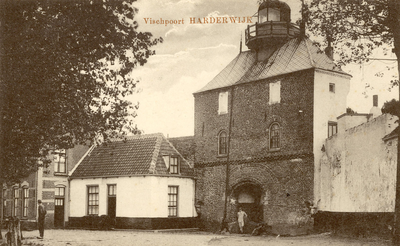 Nr.: 228 - Vispoort Harderwijk kijkje op de Vischpoort vanaf de zeezijde, links de muurhuisjes, rechts de muur