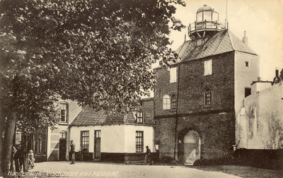 Nr.: 229 - Harderwijk, Vispoort met Kustlicht kijkje op de Vischpoort vanaf de zeezijde, links de muurhuisjes, rechts de muur
