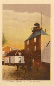 Nr.: 233 - Vispoort van af de zee. Harderwijk kijkje vanaf de zeezijde op de Vischpoort, links de muurhuisjes, rechts de muur