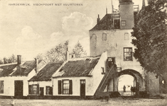 Nr.: 241 - Harderwijk. Vischpoort met vuurtoren de witte Vischpoort met vuurtoren, aan weerszijden muurhuisjes