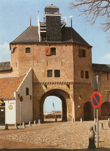 Nr.: 284 - Groeten uit Harderwijk. de vispoort met links muurhuisje en rechts de muur; in de vispoort was een ...