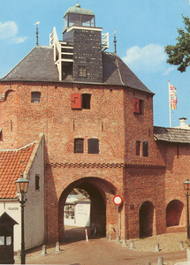 Nr.: 285 - Harderwijk, gezicht op de Vischpoort de vispoort met links muurhuisje en rechts de muur