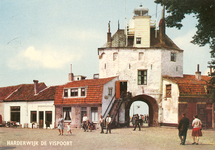 Nr.: 287 - Harderwijk de Vispoort de witte Vischpoort met vuurtoren, aan weerszijden muurhuisjes