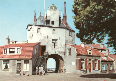 Nr.: 288 - Harderwijk, Vispoort de witte Vispoort met vuurtoren, aan weerszijden muurhuisjes, door de poort is de zee te zien