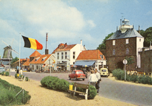 Nr.: 296 - Groeten uit Harderwijk Boulevard met Vispoort en molen de Strandboulevard, rechts muur en de Vispoort, ...