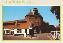 Nr.: 303 - Harderwijk Vispoort de vispoort met links muurhuisje en rechts de muur; in de vispoort was een ...