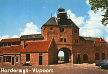 Nr.: 304 - Harderwijk Vispoort de gerestaureerde vispoort met links muurhuisje en rechts de muur