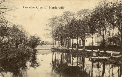 Nr.: 345 - Friesche Gracht. Harderwijk. kijkje over de Friesche Gracht