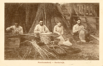 Nr.: 348 - Mandenmakerij - Harderwijk Vier mandenmakers zitten naast elkaar op de grond te vlechten (het personeel van ...