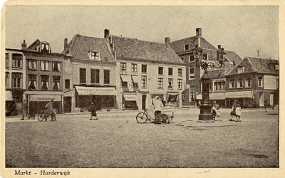 Nr.: 1176 - Markt - Harderwijk kijkje over de Markt richting Bruggestraat / Hondegatstraat, centraal op de Markt de waterpomp