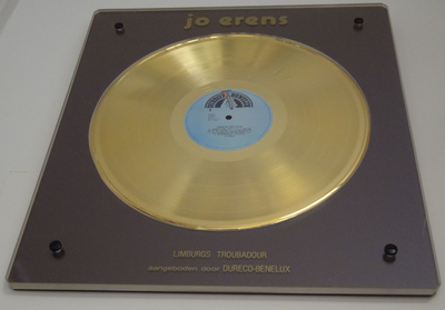 462 Gouden Plaat Troubadour Jo Erens van Dureco uit SittardOp 13 juni 1981 kreeg de Familie Erens een Gouden Plaat ...