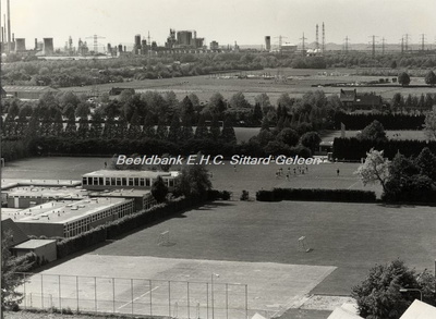 EHC-0000198 Het voetbalterrein van Geleen- Zuid met op achtergrond industrieterrein DSM