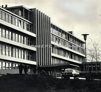 EHC-0000236 De voorzijde van het voormalige St. Barbara Ziekenhuis (in gebruik genomen op 18 november 1963, officiële ...