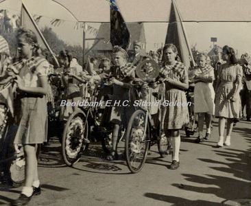 EHC-0000892 Optocht door de Kummenaedestraat van de geleense jeugd (met versierde fietsen) voor het 50-jarig regerings ...