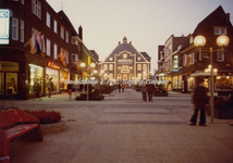 EHC-0001079 Het verlichte Gemeentehuis Geleen gefotografeerd vanuit de Raadhuisstraat