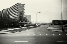 EHC-0001099 Links flats Geleen-Zuid. Rechtdoor de van Akenstraat, rechts de St. Michiel scholengemeenschap (nu het ...
