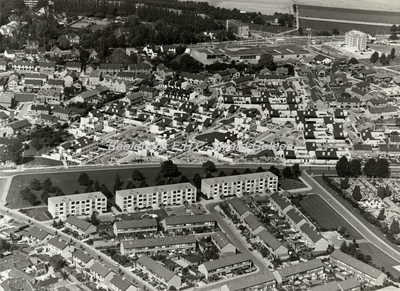 EHC-0001137 Luchtfoto van het Haesselderveld met in het midden de flats aan de Van Banninglaan, geheel rechtsonder de ...