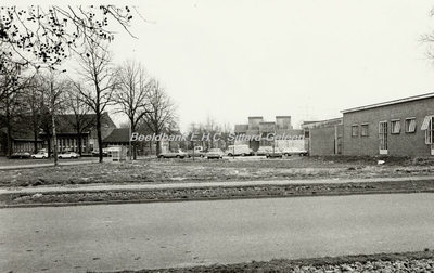 EHC-0001164 Een foto met links confectieatelier Chas Macintosh, in het midden het Volkshuis, rechts het gebouw van de ...